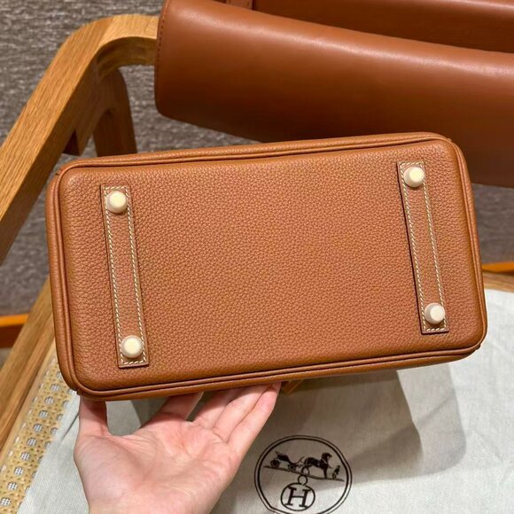 Classic Hermes Bag: A Stylish and Versatile Choice for Elegance - Picture 5 of 6